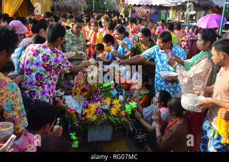 BANGKOK, THAÏLANDE-AVRIL 16,2017 : célèbre le Festival de Songkran dans le Thai-Mon Bangkradi au style, Temple, bangkuntien, de l'eau couler à Bouddha stat Banque D'Images