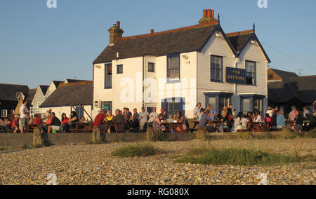 Les personnes qui boivent à l'extérieur de l'ancien pub Neptune à Whitstable, Kent, Angleterre, Grande-Bretagne Banque D'Images