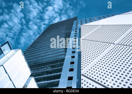 Ciel bleu reflété dans la construction moderne en verre miroir Banque D'Images