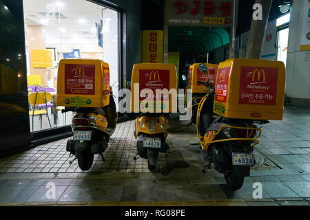 Séoul, Corée du Sud - circa 2017 MAI : McDonald's motos livraison à Seoul. McDonald's est un hamburger américain et restauration rapide de la chaîne. Banque D'Images