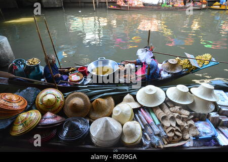 ,Thaïlande RATCHABURI- 13 MAI 2017 : Marché flottant de Damnoen Saduak est un endroit très attrayant pour les touristes de voir la manière traditionnelle de vente et l'achat Banque D'Images