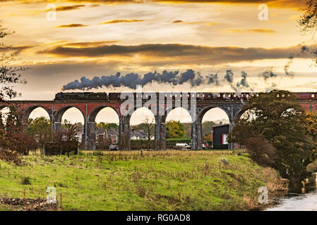 Locomotive à vapeur (LMS) Princess Coronation Class 6233 la duchesse de Sutherland. Le passage sur la photo 46233 Whalley Arches dans le Lancashire hissait les Appl Banque D'Images