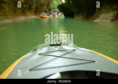 Le kayak sur la rivière. groupe de personnes dans un bateau naviguant le long de la rivière. Les rameurs à la rame dans un canot. Rafting sur un kayak. Lieu de loisirs Banque D'Images