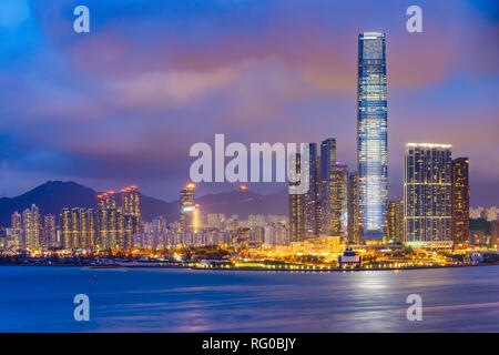 Hong Kong, Chine skyline de Kowloon à travers le port de Victoria. Banque D'Images