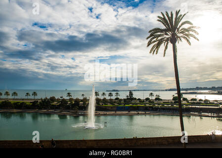 Palma de Mallorca, Majorque, Espagne - Novembre 01, 2018 : avis de la fontaine à partir de la Catedral Basilica de Santa Maria de Mallorca Banque D'Images