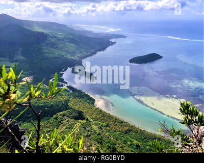 Vue sur petite île sur l'île Maurice vue depuis le morne Banque D'Images
