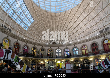 Intérieur du Corn Exchange avec boutiques et toit incurvé, Leeds, West Yorkshire, Angleterre, Royaume-Uni. Banque D'Images