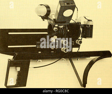 . La Canadian field-naturaliste. 448 Le Canadian Field-Naturalist Vol. 94 Tableau 1 - Valeurs d'exposition et 100 mm f/4 Bellows-Takumar objectif à f/22 Extension à soufflets (mm) l'exposition Flash-à-sujet distance réglage du facteur d'agrandissement X (mm) (mm) 0,12 1,3 0,22 1,5 80 180 1 200 880 0,32 25 745 0,42 1,7 2,0 0,52 2,3 25 510 40 450 0,62 2,6 0,72 2,9 65 410 90 390 0,82 105 375 0,92 3,3 3,7 4,1 1,02 120 367 135 367 1,12 4,5 3,67 4,9 1,22 150 165 370 1,32 5,4 180 375 50 60 70 80 90 100 110 120 130 140 150 160 170. La figure 1. Le close-up complet montrant l'appareil et le flash gunstock arrangeme Banque D'Images