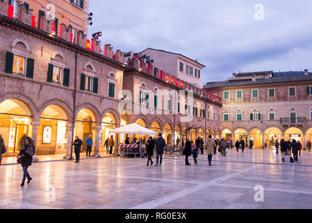 Ascoli Piceno, Italie - Décembre 2018 : personnes à pied en hiver sur la Piazza del Popolo, la place principale de la ville de Ascoli Piceno, Marches, Italie. Banque D'Images