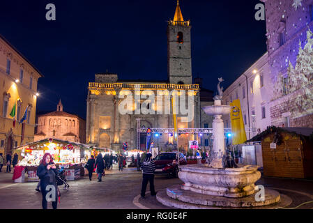 Ascoli Piceno, Italie - Décembre 2018 : la nuit en hiver dans Piazza Arringo, une place de la ville de Ascoli Piceno, Marches, Italie. Banque D'Images