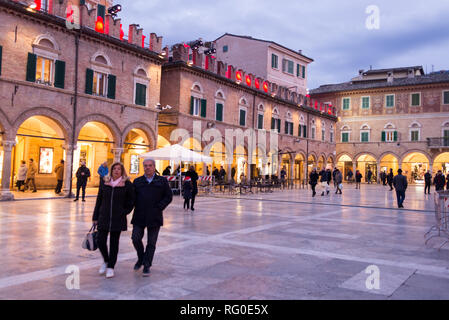 Ascoli Piceno, Italie - Décembre 2018 : personnes à pied en hiver sur la Piazza del Popolo, la place principale de la ville de Ascoli Piceno, Marches, Italie. Banque D'Images