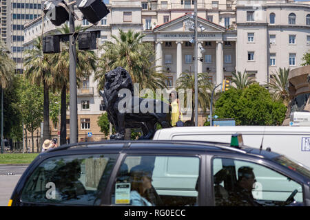 Statue de lion à la base du monument à Christophe Colomb, Barcelone, Catalogne, Espagne, Europe Banque D'Images