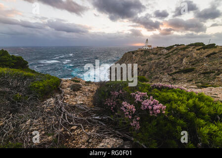 Loin de Capdepera phare sur l'île de Majorque, Espagne, sur un beau matin venteux avec des vagues puissantes Banque D'Images