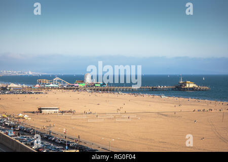 Vue sur la jetée de Santa Monica allumé d'une lumière dorée Banque D'Images