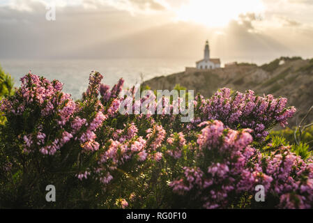 Loin de Capdepera phare sur l'île de Majorque, Espagne, sur un magnifique soleil matin venteux Banque D'Images