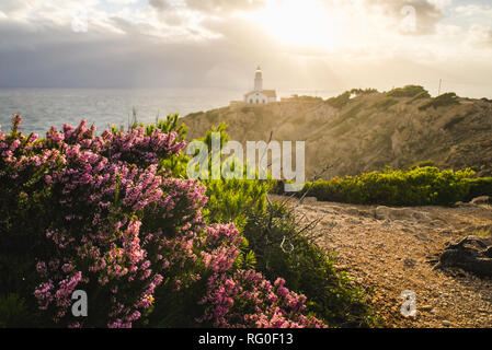 Loin de Capdepera phare sur l'île de Majorque, Espagne, sur un magnifique soleil matin venteux Banque D'Images