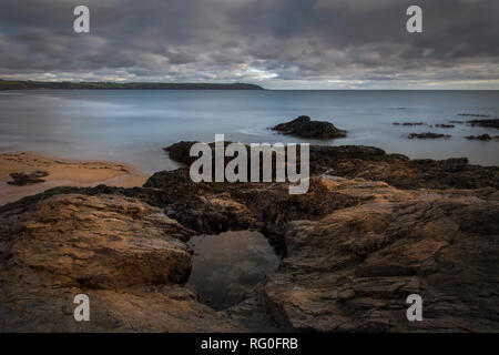 Une longue exposition de Carlyon beach à St Austell bay vers Polkerris et Gribbib la tête sur la côte sud des Cornouailles Banque D'Images