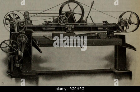 . Industries canadiennes forestières 1911. L'exploitation forestière ; les forêts et la foresterie ; Produits forestiers ; l'industrie de pâte de bois ; industries du bois. L'argent du Co Mfg Baud a vu, avec Table inclinée Silver Mfg. Co." 20 mètres, il dispose également d'un dispositif breveté pour l'inclinaison de la table de sciage, l'angle par lequel une tour d'un volant à main se desserre ou se fixe de façon rigide la table à l'angle désiré jusqu'à 45 degrés. Un dispositif de commande de la courroie est inclus qui peut être utilisé au-dessus ou en-dessous des poulies, faire un déplacement une cer- incertitude créée, peu importe de quelle direction la puissance est appliquée. Au lieu d'être bas vers le bas sous la table, Banque D'Images
