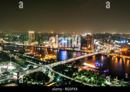 Le Caire ÉGYPTE 25.05.2018 - vue aérienne de la rivière du Nil et le pont dans la nuit éclairée par le tour du Caire - Egypte Banque D'Images