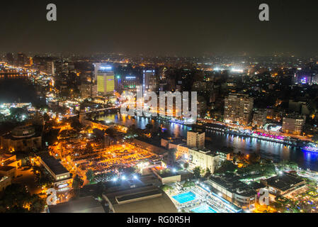 Le Caire ÉGYPTE 25.05.2018 - vue aérienne de la rivière du Nil et le pont dans la nuit éclairée par le tour du Caire - Egypte Banque D'Images