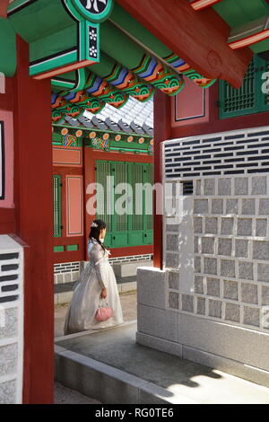 Seul dame en costume traditionnel hanbok marche à travers les bâtiments de Gyeongbokgung, le principal palais royal de la dynastie de Joseon Banque D'Images