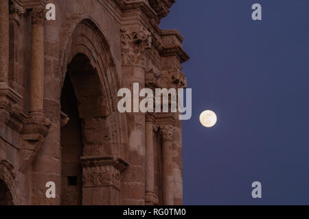 L'architecture ancienne détaillé à la nuit avec la pleine lune de Jerash à Amman, Jordanie Banque D'Images