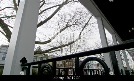 Une rue de quartier de banlieue typiquement américaine avec des rangées de maisons comme vu à travers une chambre d'un balcon. Banque D'Images