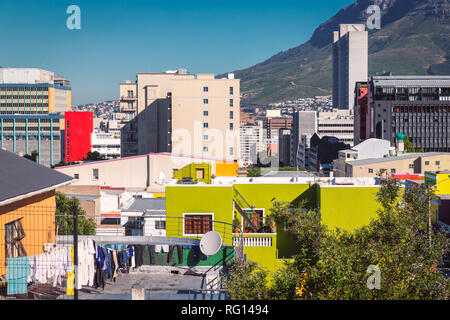 Bo Kaap bâtiments colorés et Cape Town vue sur la ville depuis la colline Banque D'Images