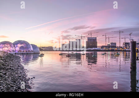 Rotterdam, Pays-Bas, le 18 janvier 2019 : La puple allumage des sphères de la pavillon flottant dans le cadre d'un port Rijnhaven purple sky Banque D'Images