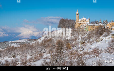 Vue panoramique du petit village de Gioia Vecchio en hiver, près de Turin, dans la région de Parc National des Abruzzes. L'Italie. Banque D'Images