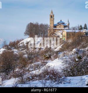 Vue panoramique du petit village de Gioia Vecchio en hiver, près de Turin, dans la région de Parc National des Abruzzes. L'Italie. Banque D'Images