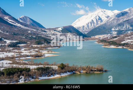 Barrea Lac sur un matin d'hiver ensoleillé. Abruzzo, Italie. Banque D'Images