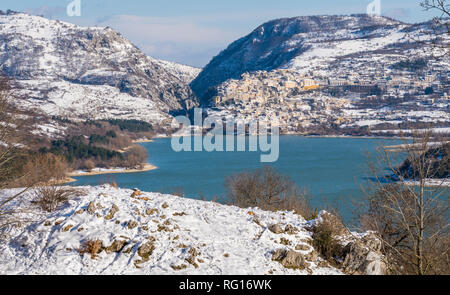 Barrea pendant la saison d'hiver. Province de L'Aquila, Abruzzo, Italie. Banque D'Images