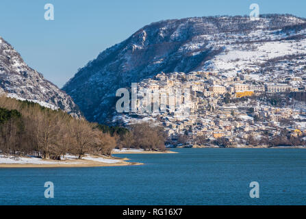 Barrea pendant la saison d'hiver. Province de L'Aquila, Abruzzo, Italie. Banque D'Images