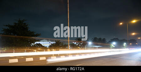 Vitesse d'obturation lente (longue exposition) tiré sur le pont Banque D'Images