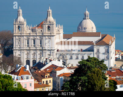 Vue aérienne de l'église de San Vicente de Lisbonne, avec Pantheon dome et Tago rivière en arrière-plan Banque D'Images