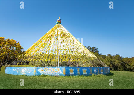 Les drapeaux de prière bouddhiste Chagdud Gonpa Khadro Ling Temple Bouddhiste - Tres Coroas, Rio Grande do Sul, Brésil Banque D'Images