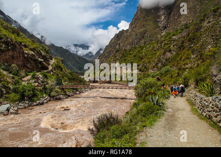 Vue imprenable sur le paysage andin a la suite du célèbre sentier de randonnée Sentier des Incas au Pérou, à travers un paysage de forêt de nuages mystérieux Banque D'Images