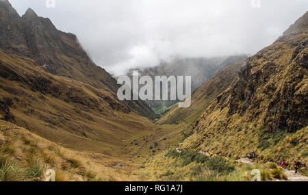 Vue imprenable sur le paysage andin a la suite du célèbre sentier de randonnée Sentier des Incas au Pérou, à travers un paysage de forêt de nuages mystérieux Banque D'Images