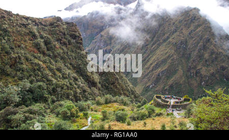 Vue imprenable sur le paysage andin a la suite du célèbre sentier de randonnée Sentier des Incas au Pérou, à travers un paysage de forêt de nuages mystérieux Banque D'Images