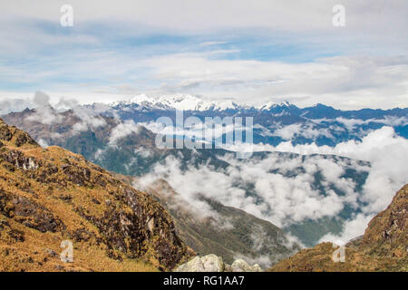 Vue imprenable sur le paysage andin a la suite du célèbre sentier de randonnée Sentier des Incas au Pérou, à travers un paysage de forêt de nuages mystérieux Banque D'Images