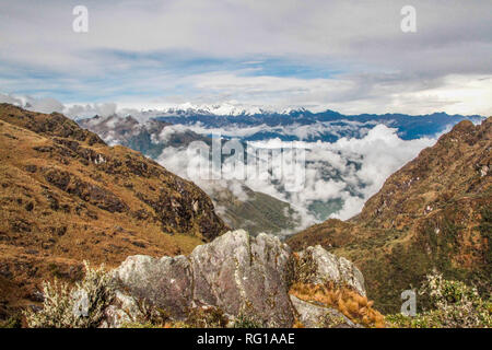 Vue imprenable sur le paysage andin a la suite du célèbre sentier de randonnée Sentier des Incas au Pérou, à travers un paysage de forêt de nuages mystérieux Banque D'Images