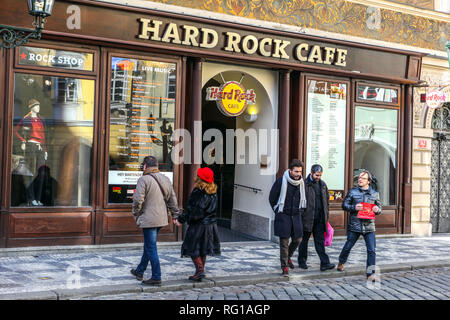 Touristes devant le célèbre bar Hard Rock Cafe sur la place Male Namesti, la vieille ville de Prague la petite place République tchèque Banque D'Images