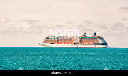 Great Stirrup Cay, Bahamas - janvier 08, 2016 : en croisière sur la mer bleu ciel blanc. Transport de l'eau, bateau, transport. Vacances, Voyage, voyage de découverte de l'aventure de voyage Banque D'Images