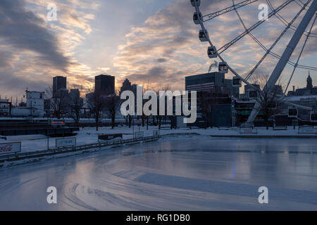 Grande roue et patinoire à Montréal Banque D'Images