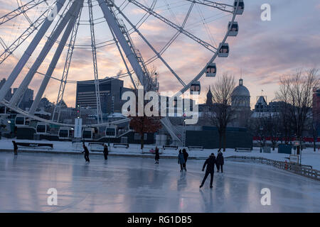 Grande roue et patinoire à Montréal Banque D'Images