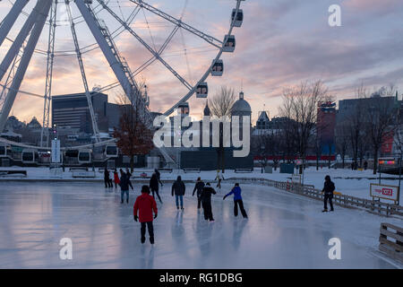 Grande roue et patinoire à Montréal Banque D'Images