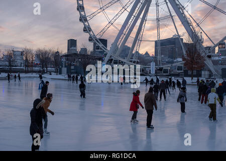 Grande roue et patinoire à Montréal Banque D'Images