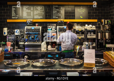 Pret a manger avec comptoir de service à thé / café barista - Pret est un restaurant fast food chain Banque D'Images