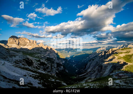 Vallée d'Ansiei, Val d' Ansiei, vu depuis le refuge Auronzo Hütte, situé dans le Parc Naturel Tre Cime Banque D'Images